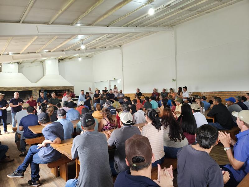 Vereadores participam de entrega de Trator para a comunidade de Vera Cruz